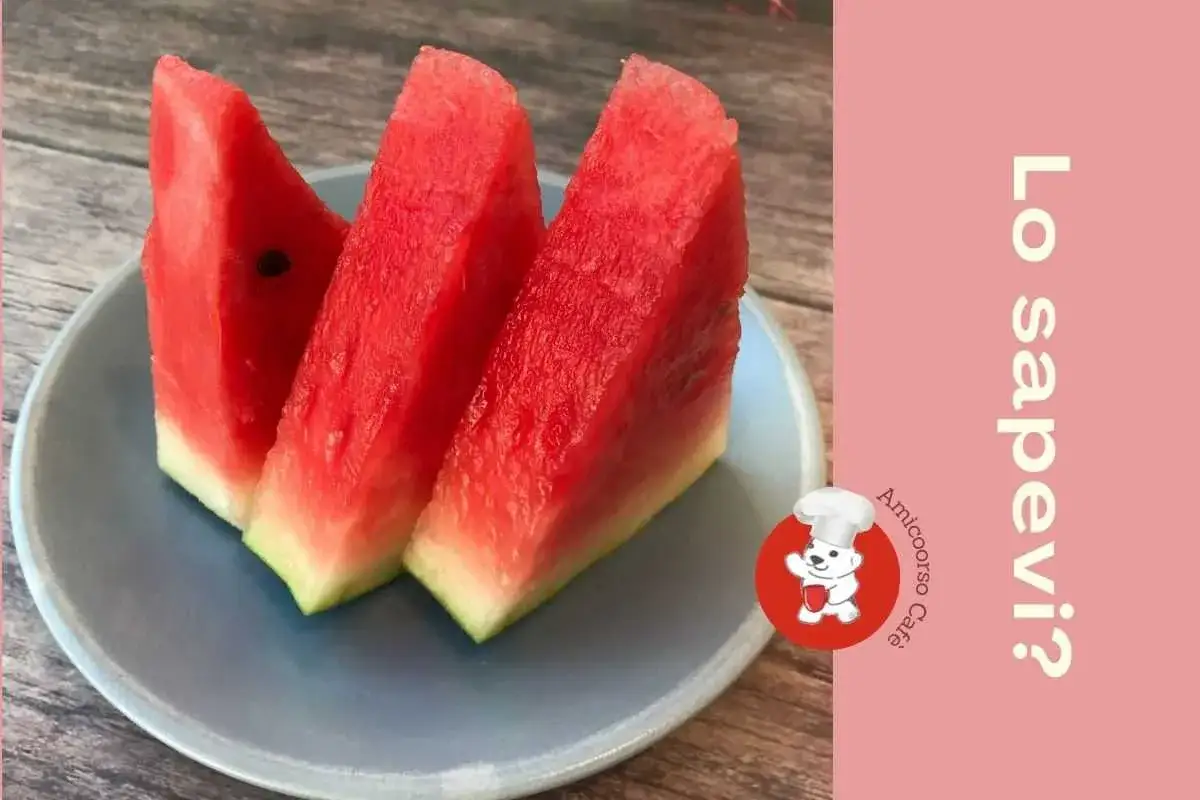 Fette di anguria succosa su un piatto blu. Sorprendentemente poche calorie anguria per un frutto così rinfrescante!