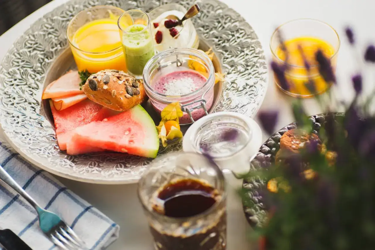 En h&auml;rlig hotellfrukost i Stockholm med juice, smoothie, yoghurt, frukt, br&ouml;d och kaffe. En perfekt start p&aring; dagen!