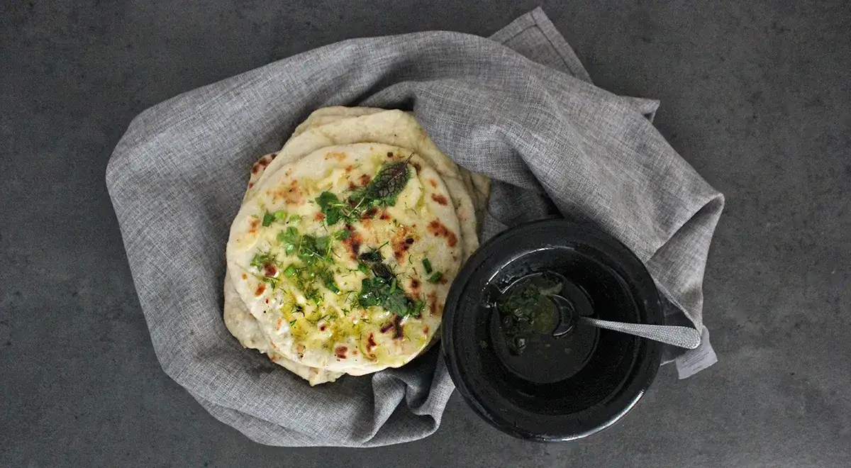 chlebek naan czosnkowy serowy