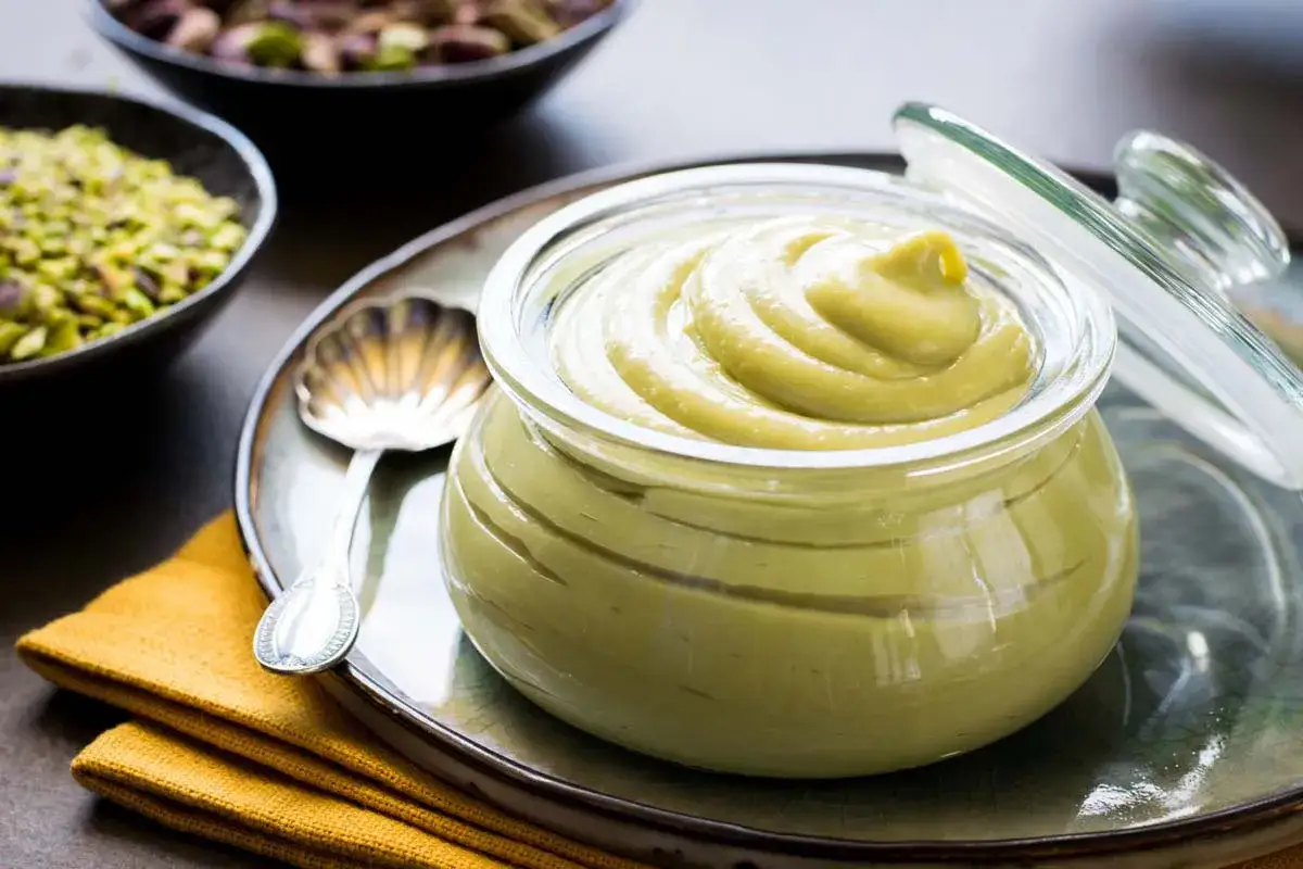 Crema pasticcera al pistacchio ricetta: un vasetto pieno di deliziosa crema verde, pronto per essere gustato.