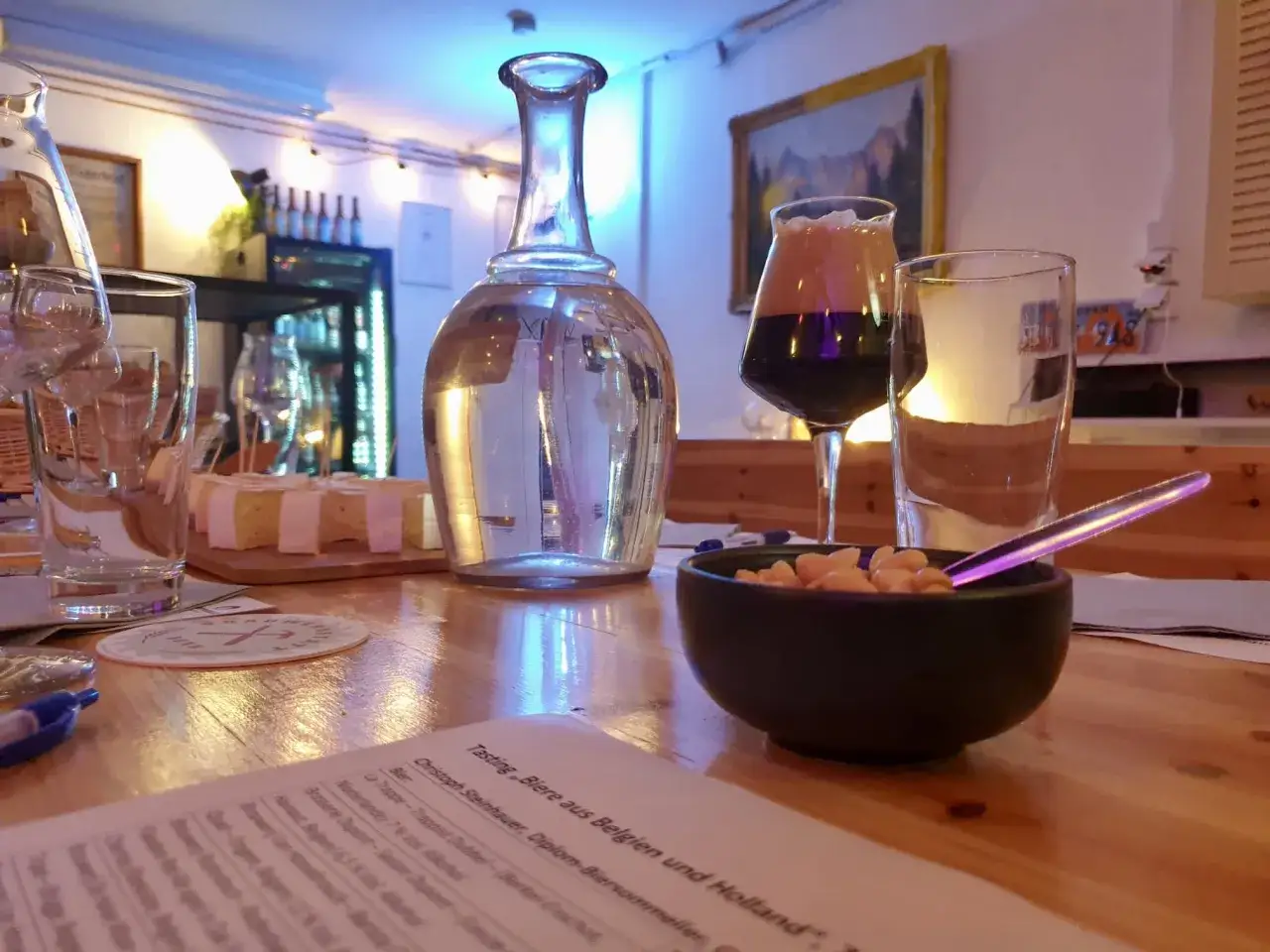 Bierverkostung mit vielen Gläsern, Wasser karaffe, Käse und Snacks. Tolle blindverkostung ideen für Bierliebhaber.