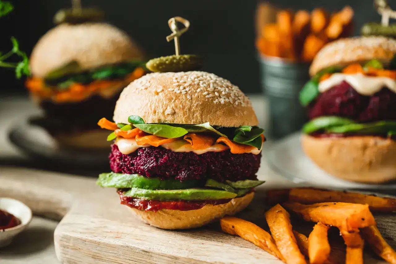 Hamburger vegano fatto in casa su tagliere con ingredienti