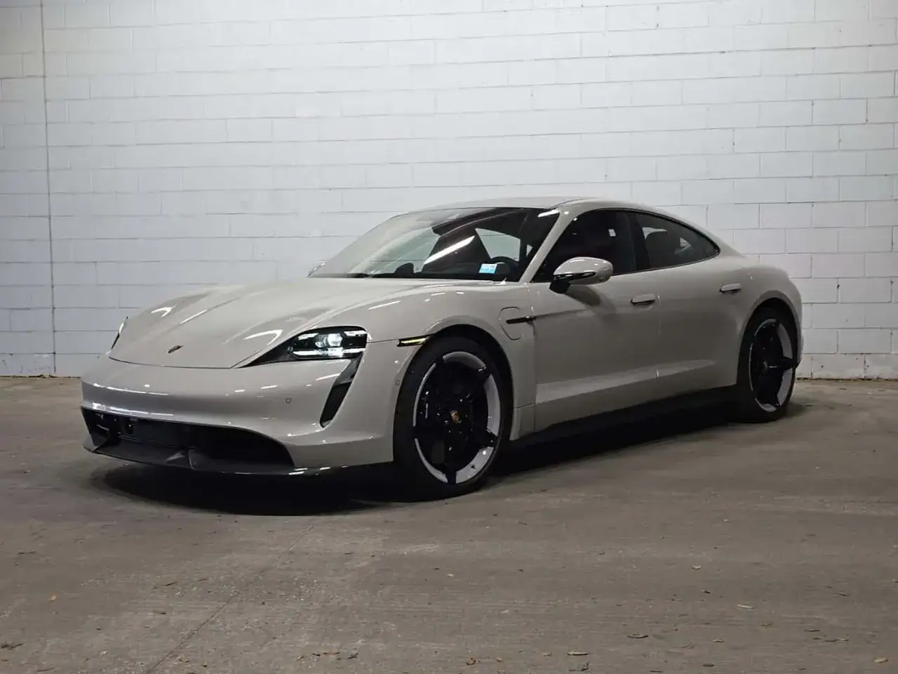 Szary Porsche Taycan Turbo S lśni w garażu, gotowy na elektryzującą jazdę.