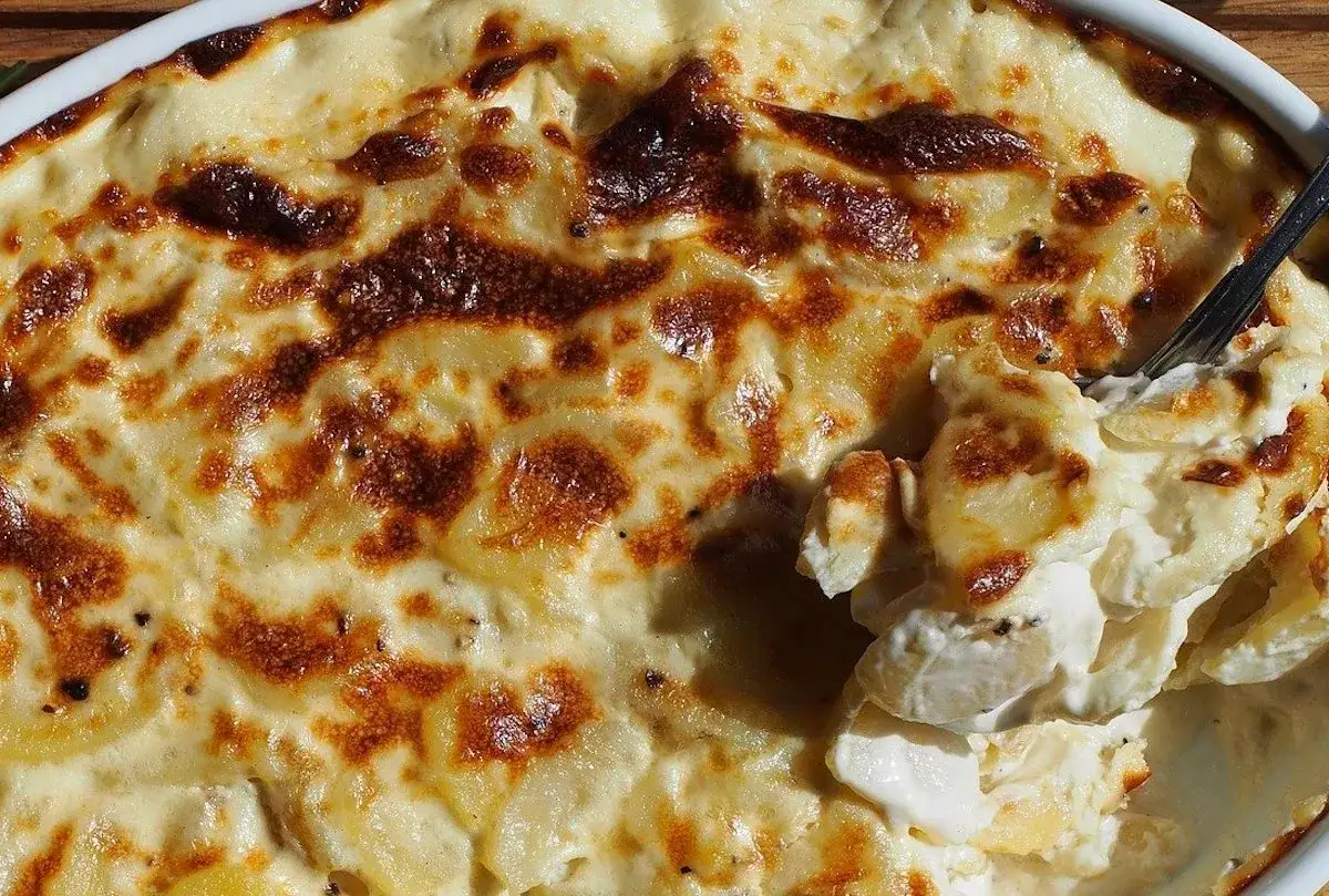 Un gratin dauphinois onctueux et doré, prêt à être dégusté. Un délice préparé avec le Cookeo.