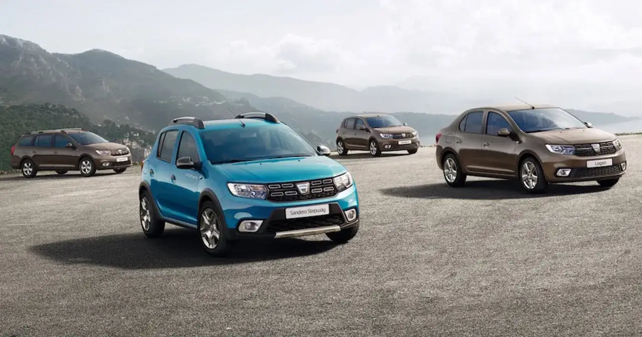 Niebieski Sandero Stepway i brązowe Dacie Logan oraz Logan MCV &ndash; idealne auta dla rodziny, kt&oacute;re udowadniają, że najtańszy samoch&oacute;d może być też praktyczny.