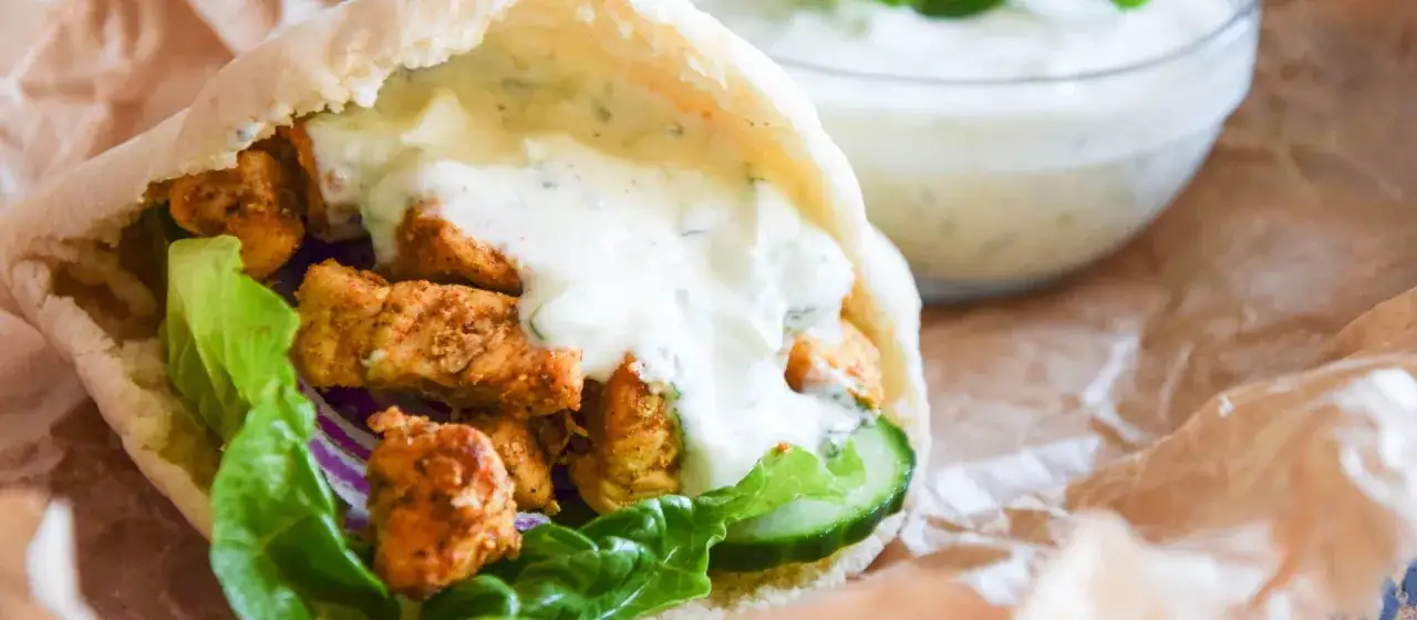 Klasyczny gyros przepis: soczysty kurczak w picie z warzywami i sosem. Idealny na szybki obiad.