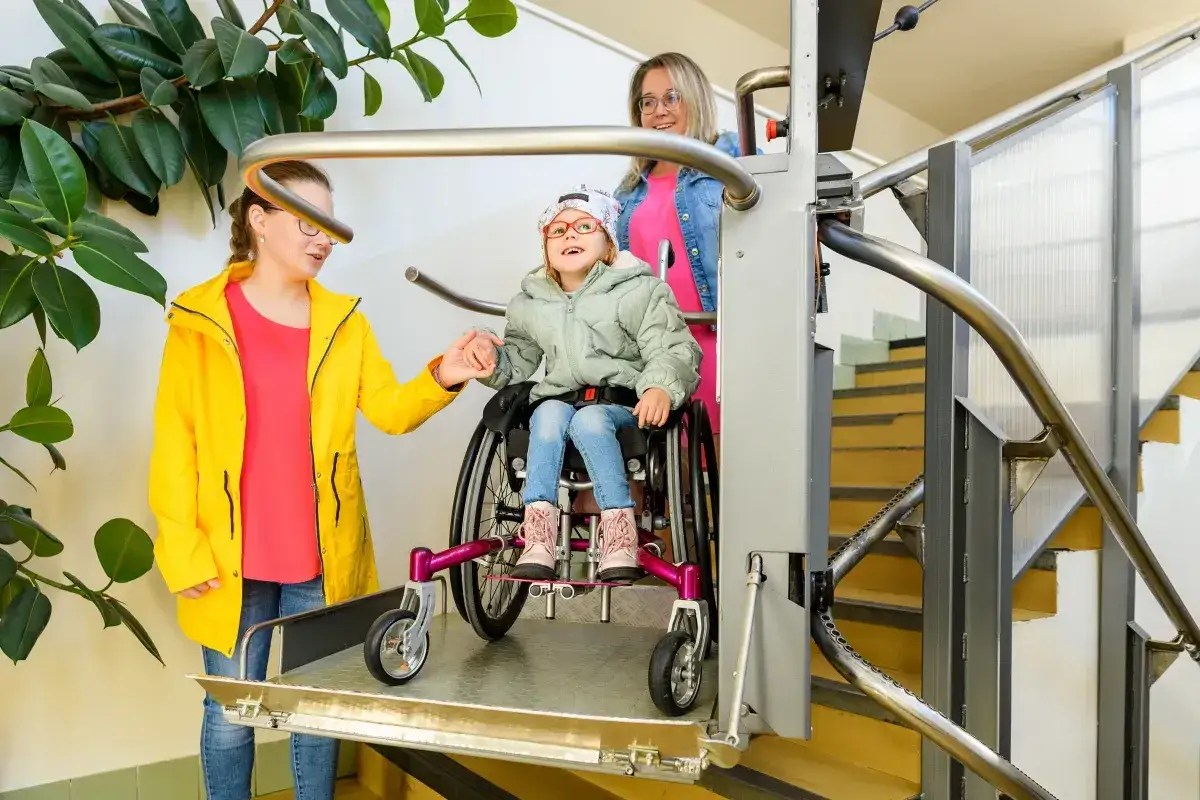 Dziecko w wieku około 18 miesięcy, pr&oacute;bujące samodzielnie chodzić, zaniepokojony rodzic konsultujący się z pediatrą