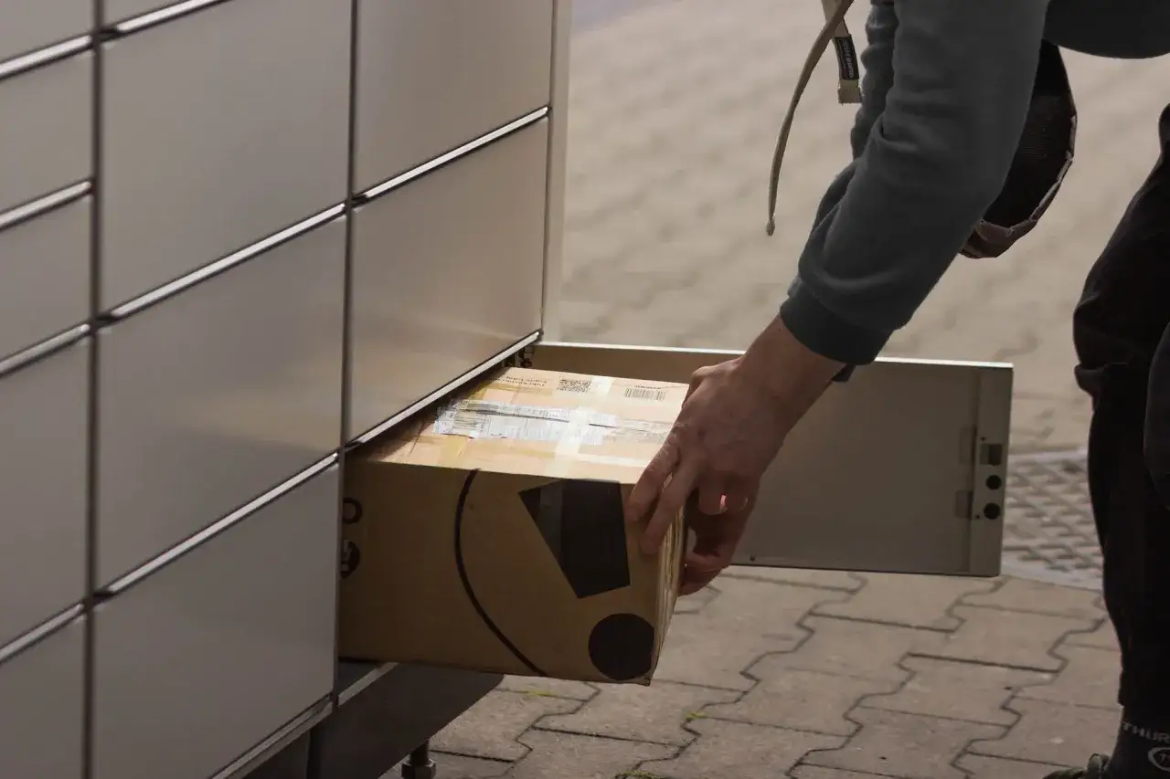 Paczkomat InPost w sobotę, kurier dostarczający paczki do Paczkomatu w weekend
