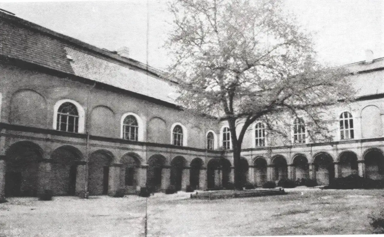 Dziedziniec zamku w Krapkowicach, idealne miejsce na zwiedzanie i podziwianie architektury.