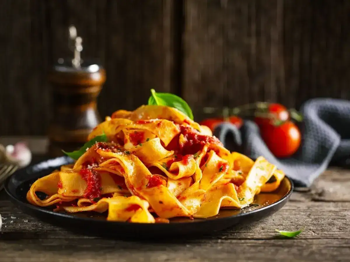 Pappardelle z sosem pomidorowym i bazylią, idealne na jeden z 10 pomysłów na obiad.