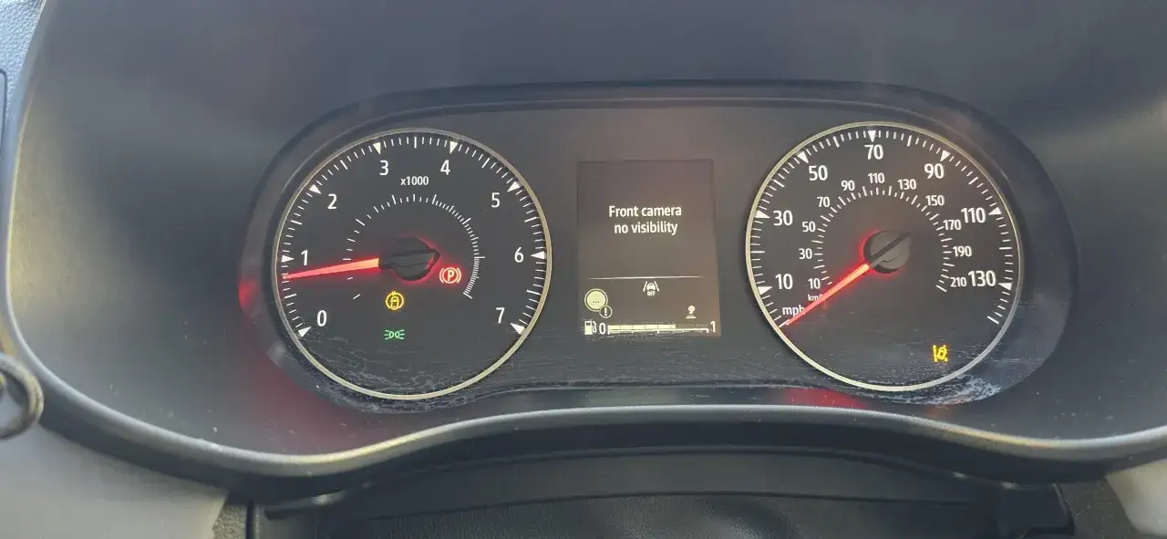 Dacia Sandero problem: frontkameran saknar sikt. Varningstriangel och parkeringsbroms lyser.