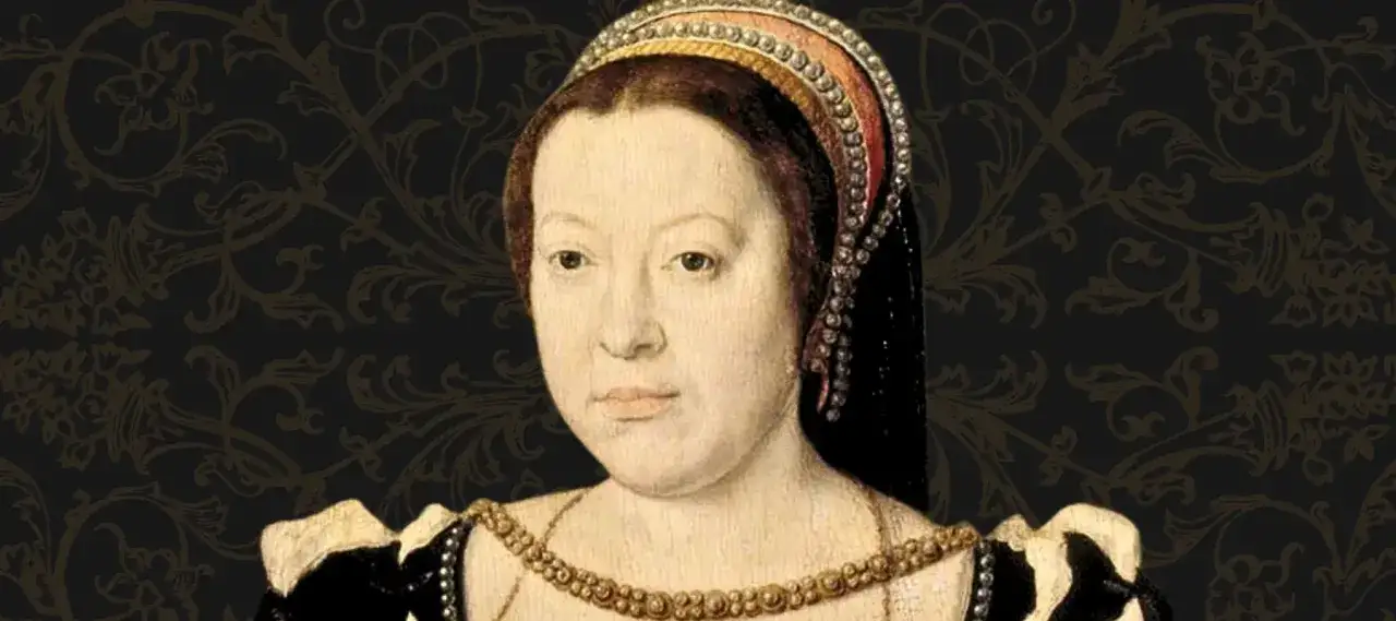 Portrait de Catherine de Médicis jeune, parée d'une coiffe ornée de perles et d'un collier précieux.