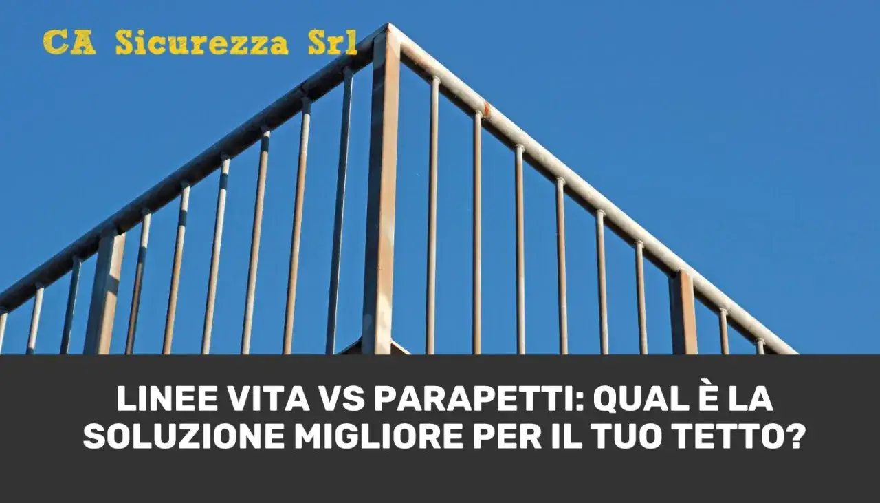 Parapetti metallici su tetto azzurro, con testo