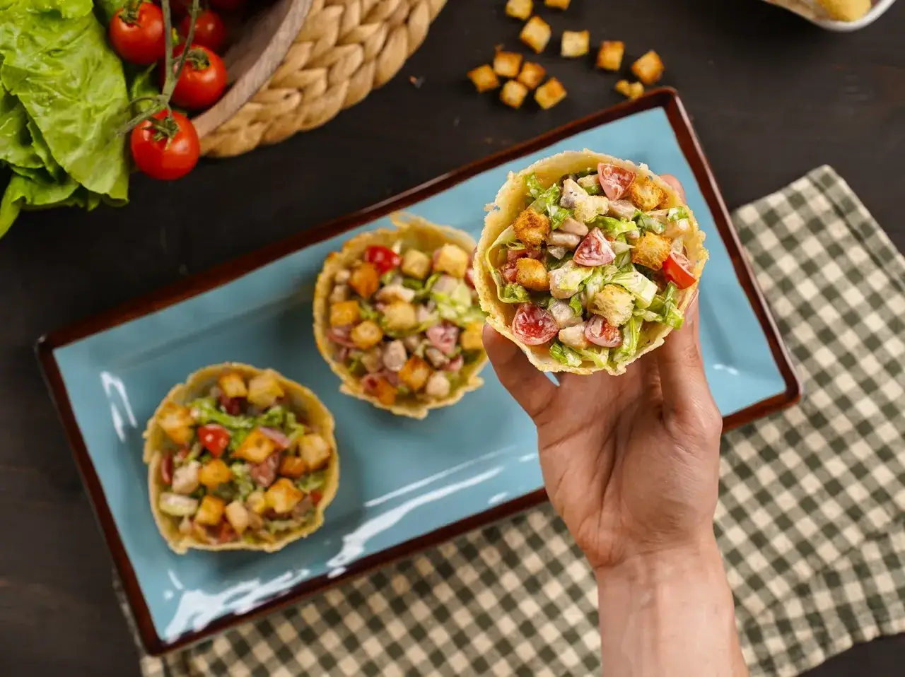 Deliziosa insalata di pollo ricetta servita in cestini croccanti, con pomodorini e crostini.