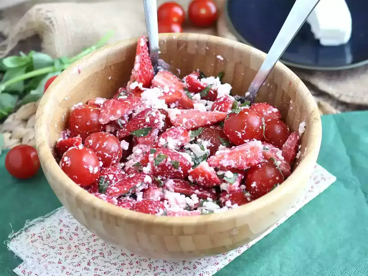 En härlig sallad med jordgubbar, körsbärstomater och fetaost. Perfekt sommarbuffé!
