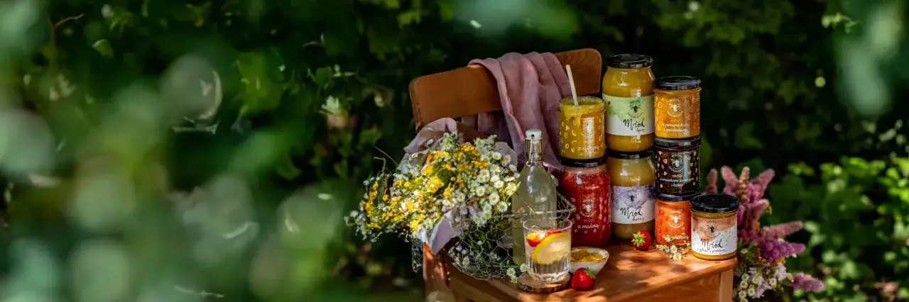 Słoiki z miodem, bukiet polnych kwiatów i napój z cytryną. Dowiedz się, jaki miód najzdrowszy, wybierając spośród naturalnych smaków.