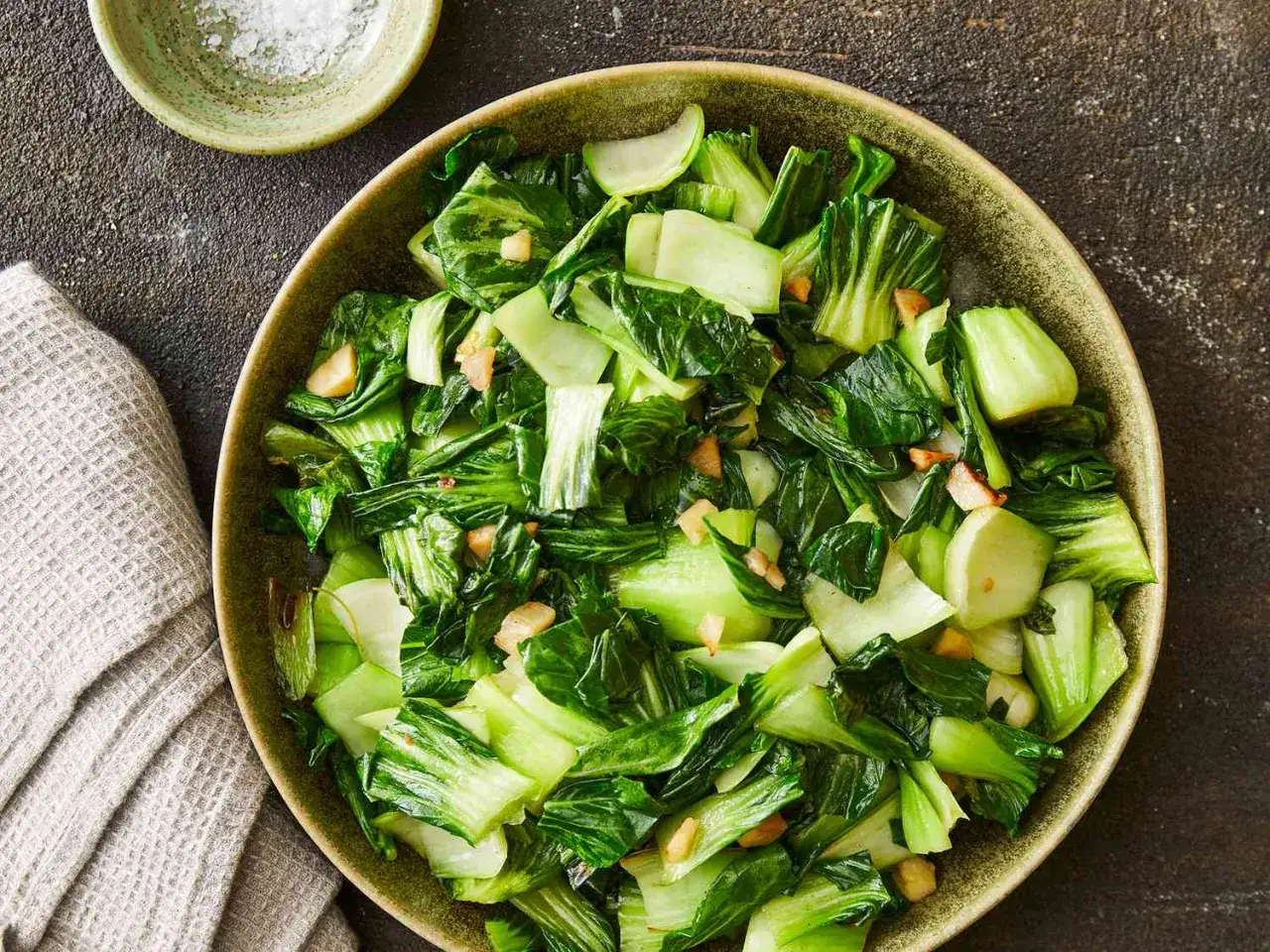 Un tazón de bok choy salteado con ajo, listo para servir.