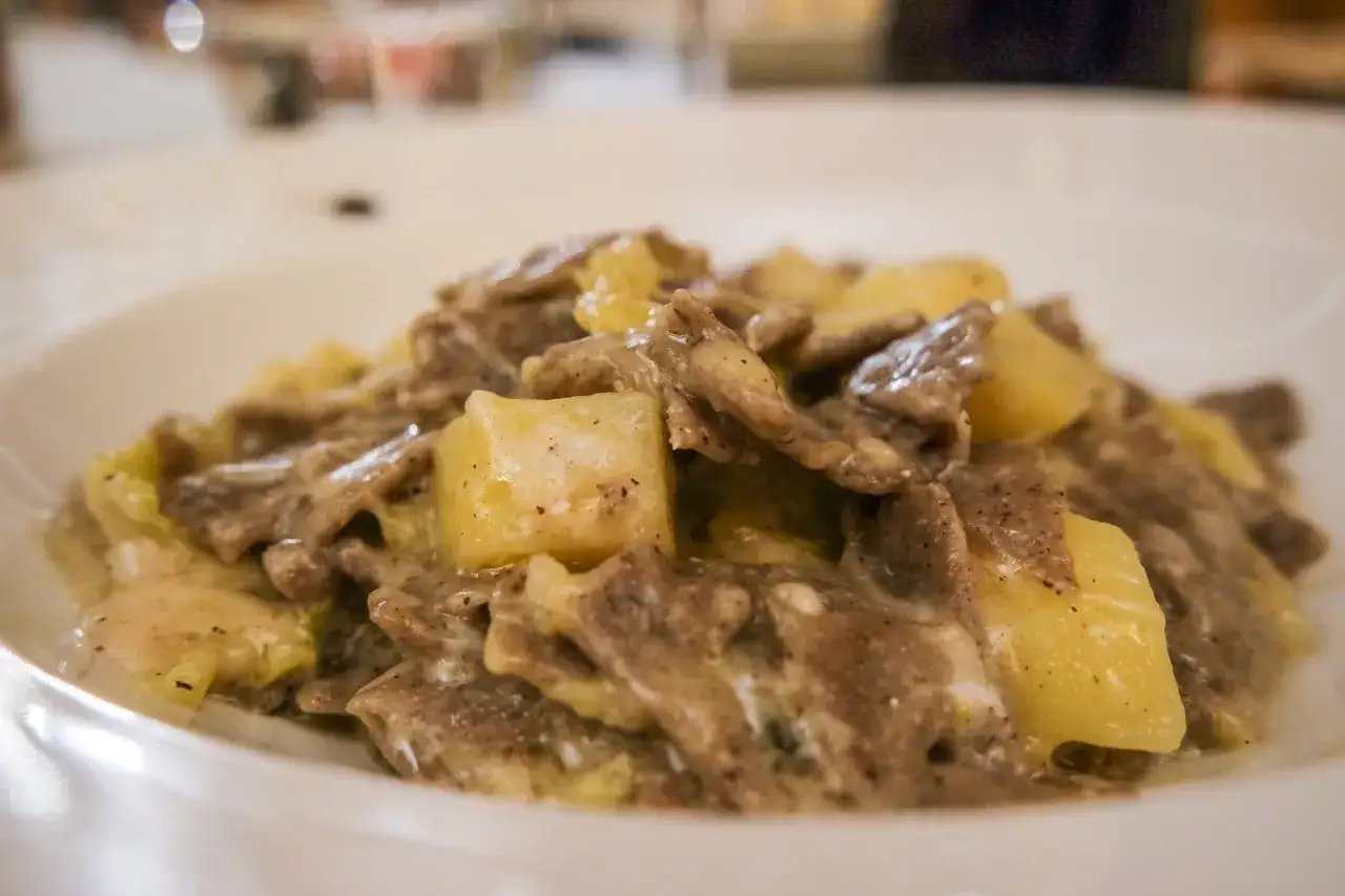 Pizzoccheri, uno dei piatti tipici valtellina, con patate e formaggio fuso.