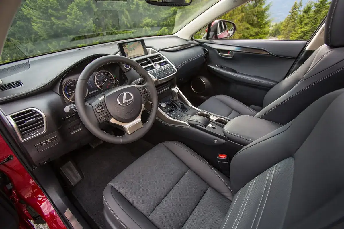 Interior de un Lexus NX 300h, con asientos de cuero negro y volante multifunci&oacute;n. A pesar de su lujo, algunos propietarios reportan problemas con el Lexus NX 300h.