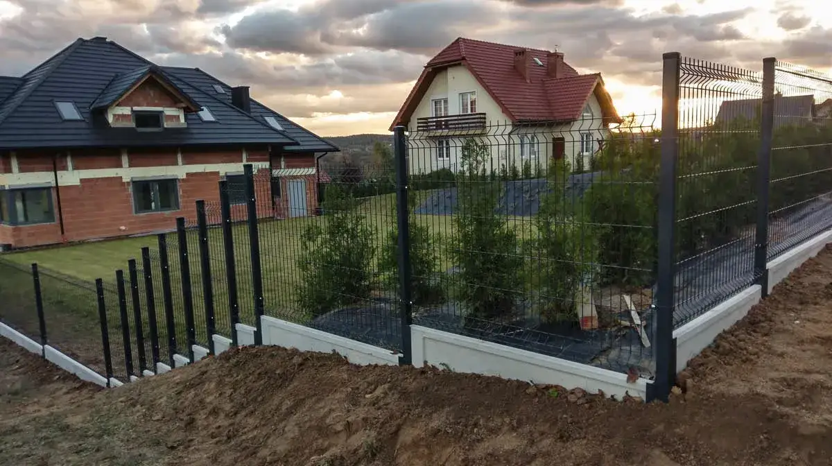 ogrodzenie na pochyłym terenie metody