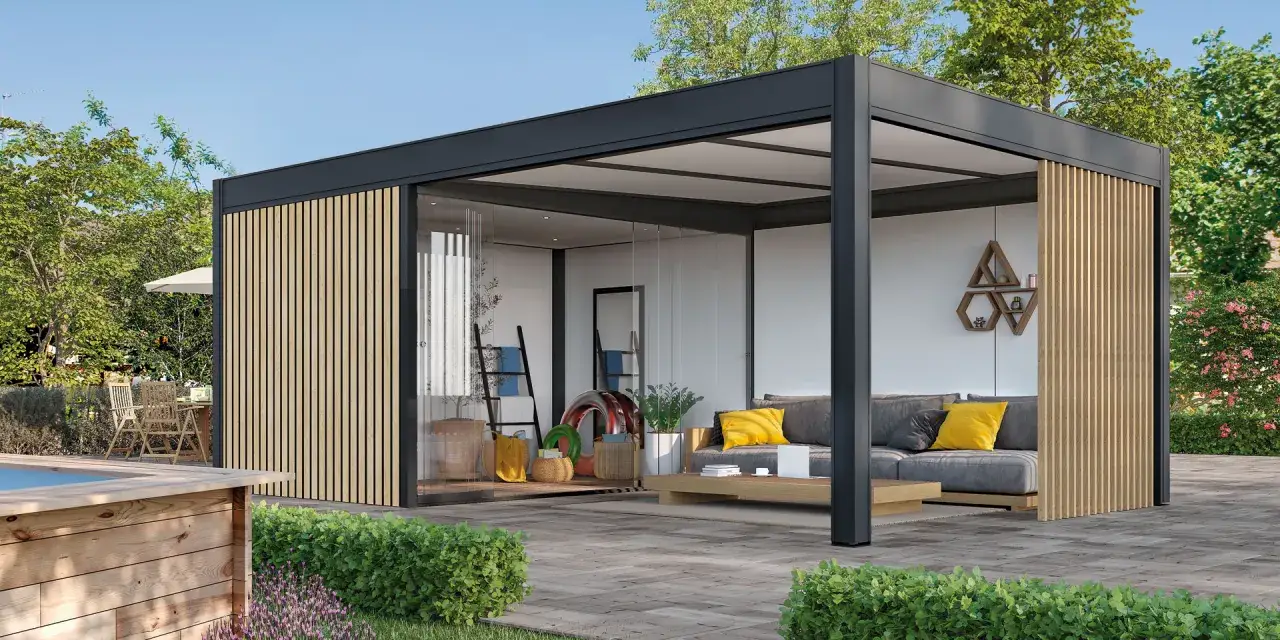 Une **veranda ind&eacute;pendante de la maison** moderne avec salon confortable, baignoire ext&eacute;rieure et jardin luxuriant.