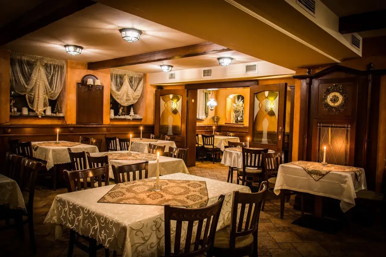 Przytulna restauracja z zapalonymi świecami na stołach. Idealne miejsce, gdzie zjeść w Karpaczu, by poczuć domową atmosferę.