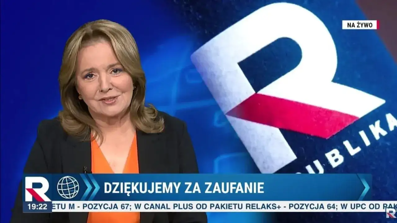 Prezenterka TV Republika w studio, obok logo stacji. Dziennikarze i prezenterzy tej stacji informują o bieżących wydarzeniach.