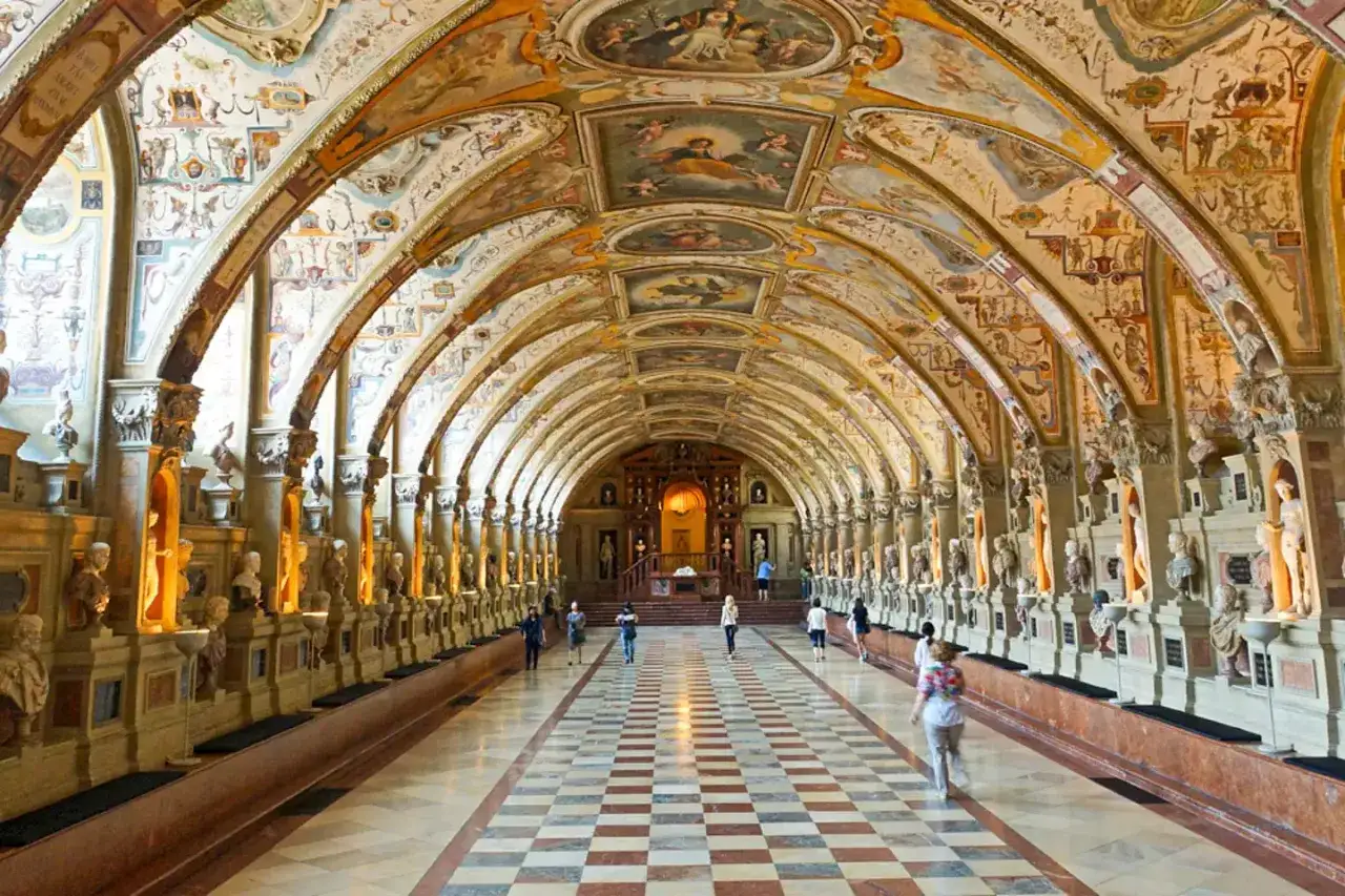 Wspaniała galeria w monachijskich muzeach, ozdobiona freskami i rzeźbami, zachwyca odwiedzających.