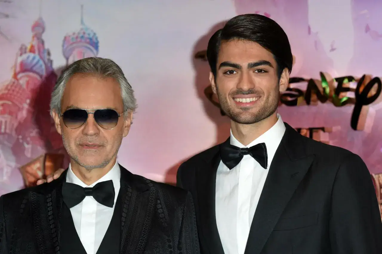 Andrea Bocelli z synem Matteo na tle bajkowych dekoracji.