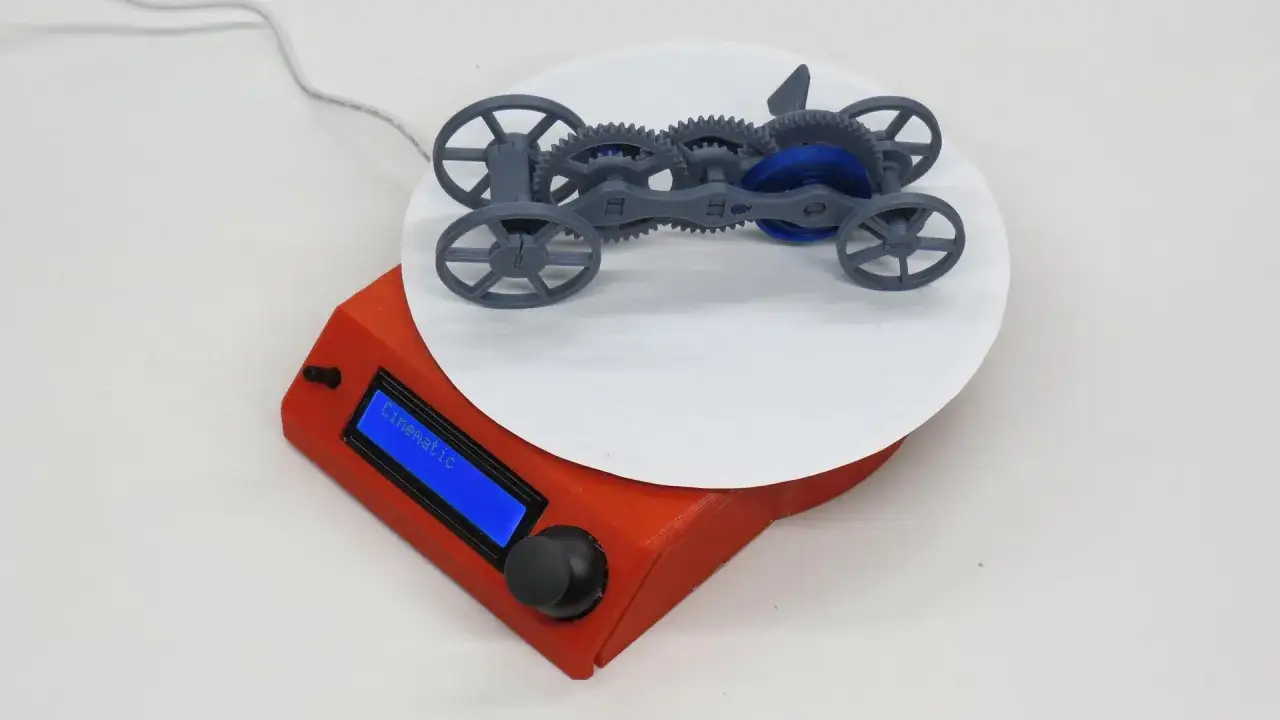 Model pojazdu z przekładniami na obrotowej platformie, element projektu diy 3d scanner.