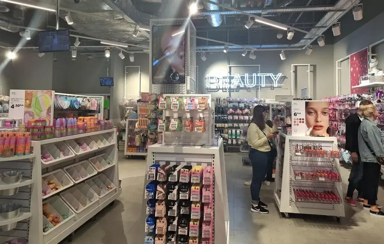 Wnętrze sklepu Primark w Polsce. Widać dział kosmetyków z neonowym napisem
