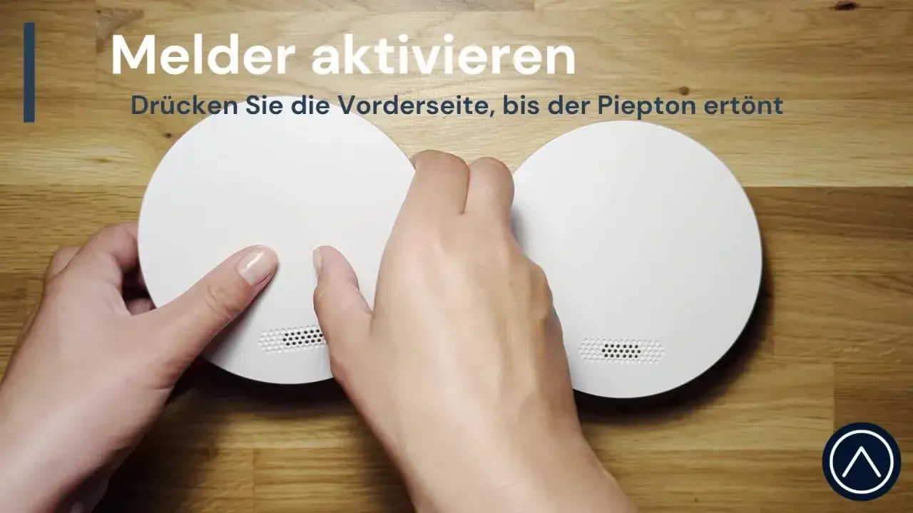 Hände aktivieren einen weißen Rauchmelder für Home Assistant. Drücken Sie die Vorderseite, bis der Piepton ertönt.