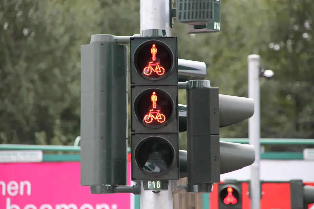 Fahrradfahrer m&uuml;ssen warten: Die Ampel zeigt ein rotes Fahrrad-Symbol.