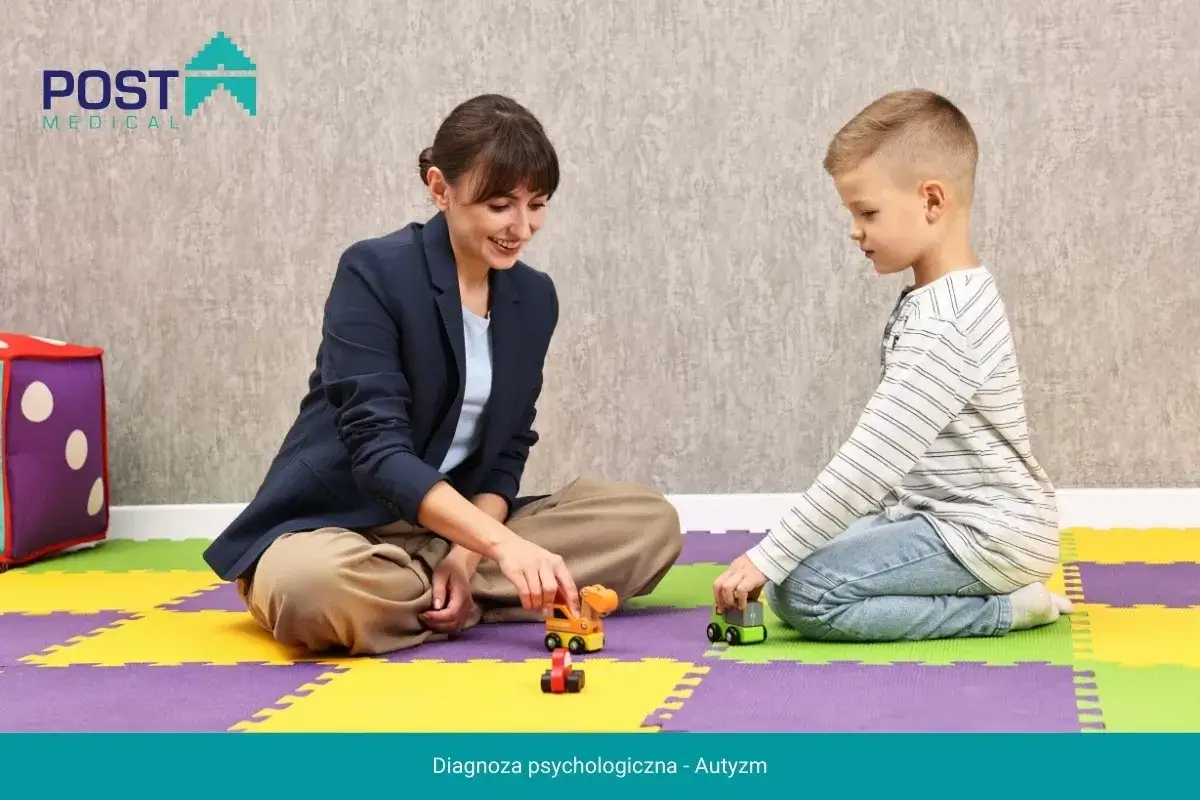 Psycholog bawi się z dzieckiem, co może być częścią diagnozy autyzmu u dorosłych.