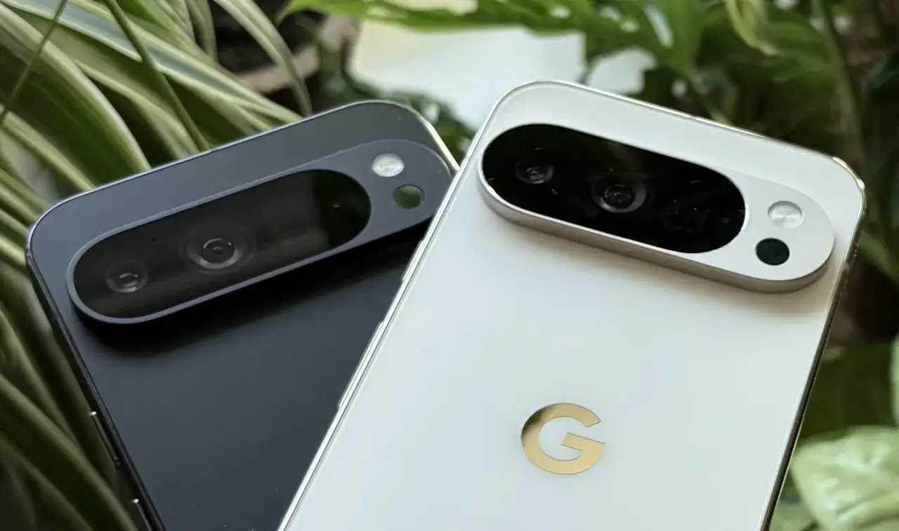 Dwa telefony Google Pixel 11 Pro w kolorach czarnym i białym, z widocznymi modułami aparatów i logo Google.