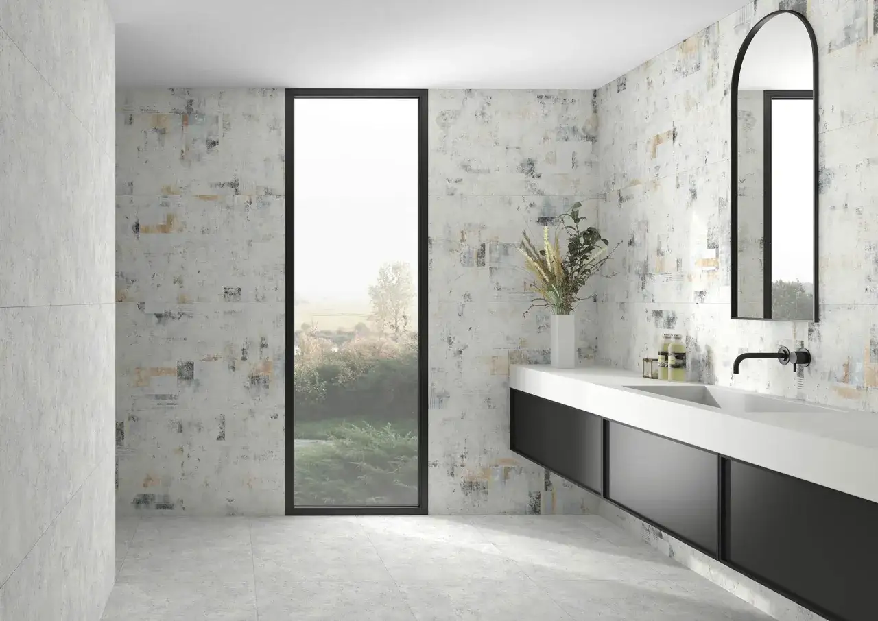 Ba&ntilde;o moderno con paredes de **falso estuco** texturizado, lavabo flotante y gran ventanal con vistas al exterior.