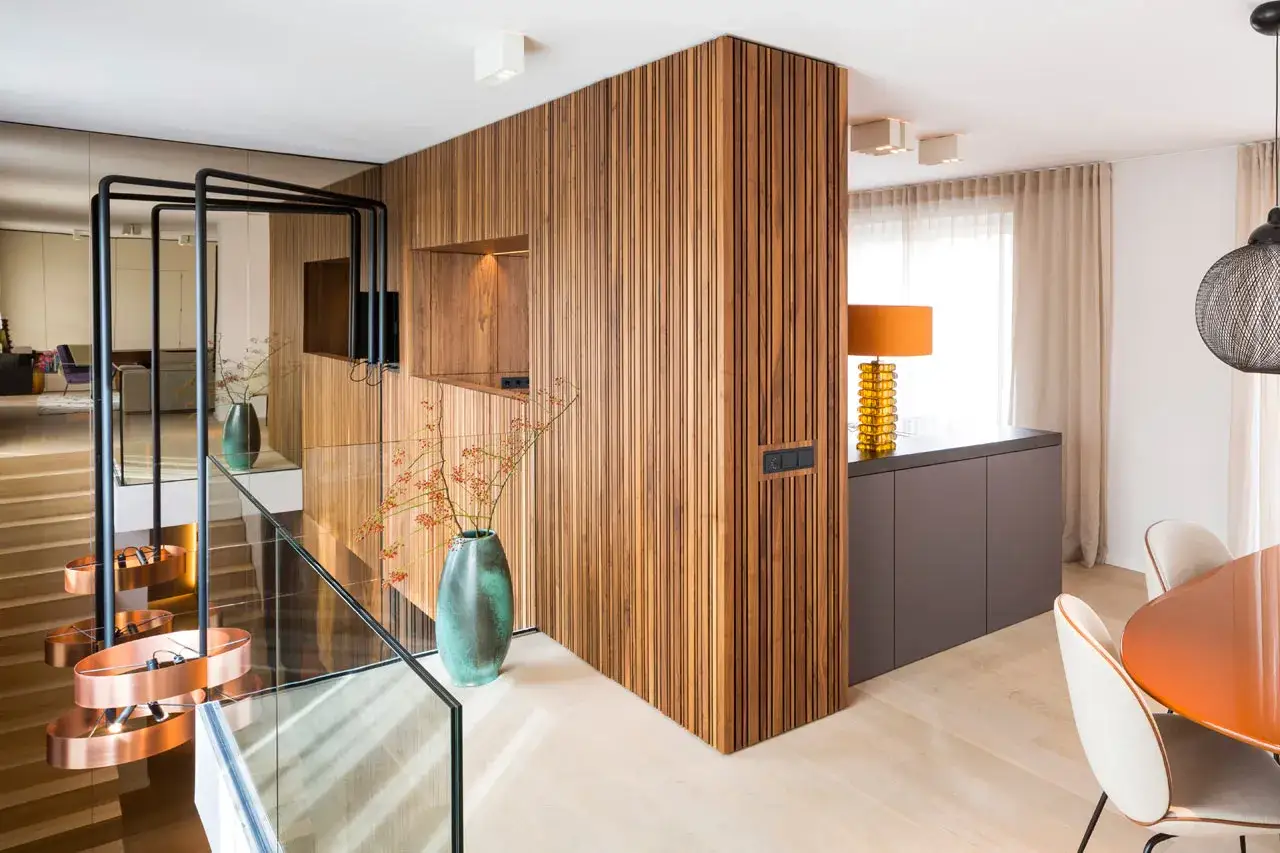 Moderne maisonette wohnung mit Holzverkleidung, auff&auml;lliger Treppe und Essbereich.