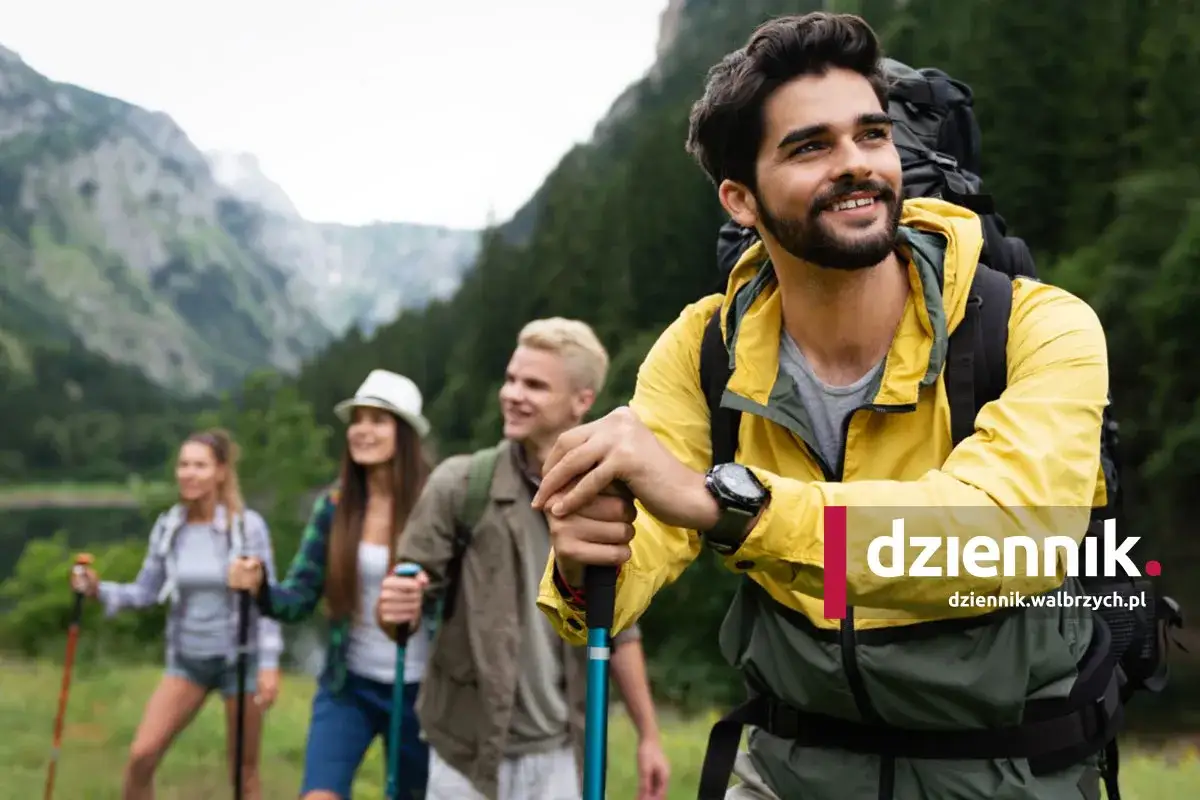 Grupa przyjaciół wyrusza na trekking. To wspaniała przygoda w górach, pełna pięknych widoków i aktywności na świeżym powietrzu.