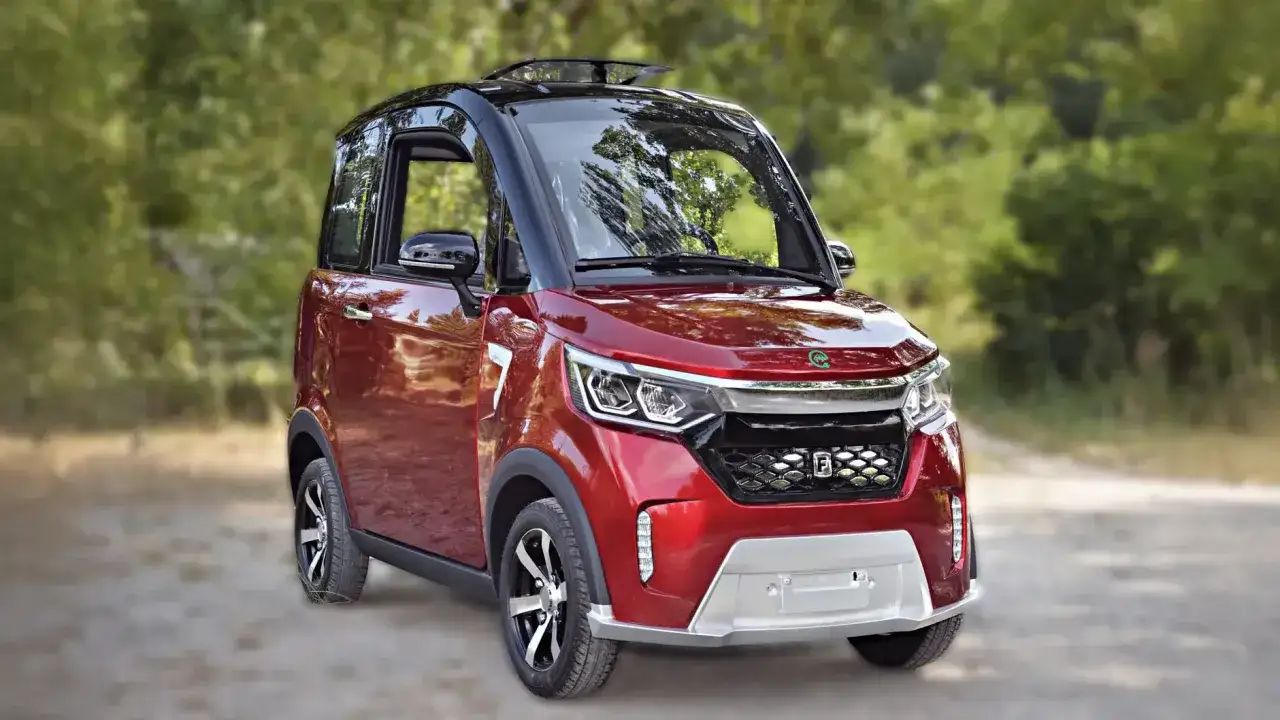 Auto rossa compatta, ideale per chi cerca agevolazioni acquisto auto legge 104. Perfetta per muoversi agilmente.