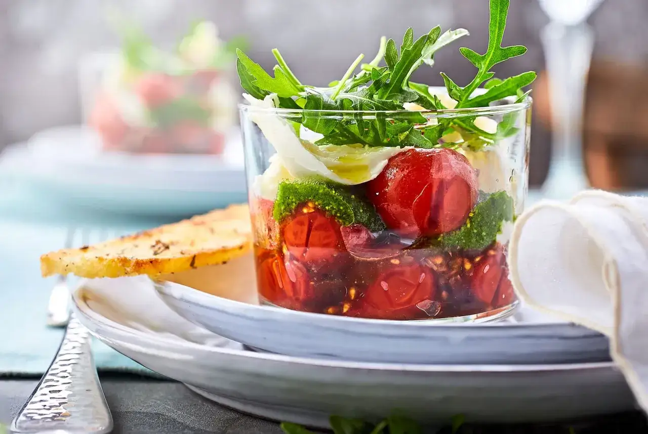 Caprese Spie&szlig;e und im Glas angerichtet
