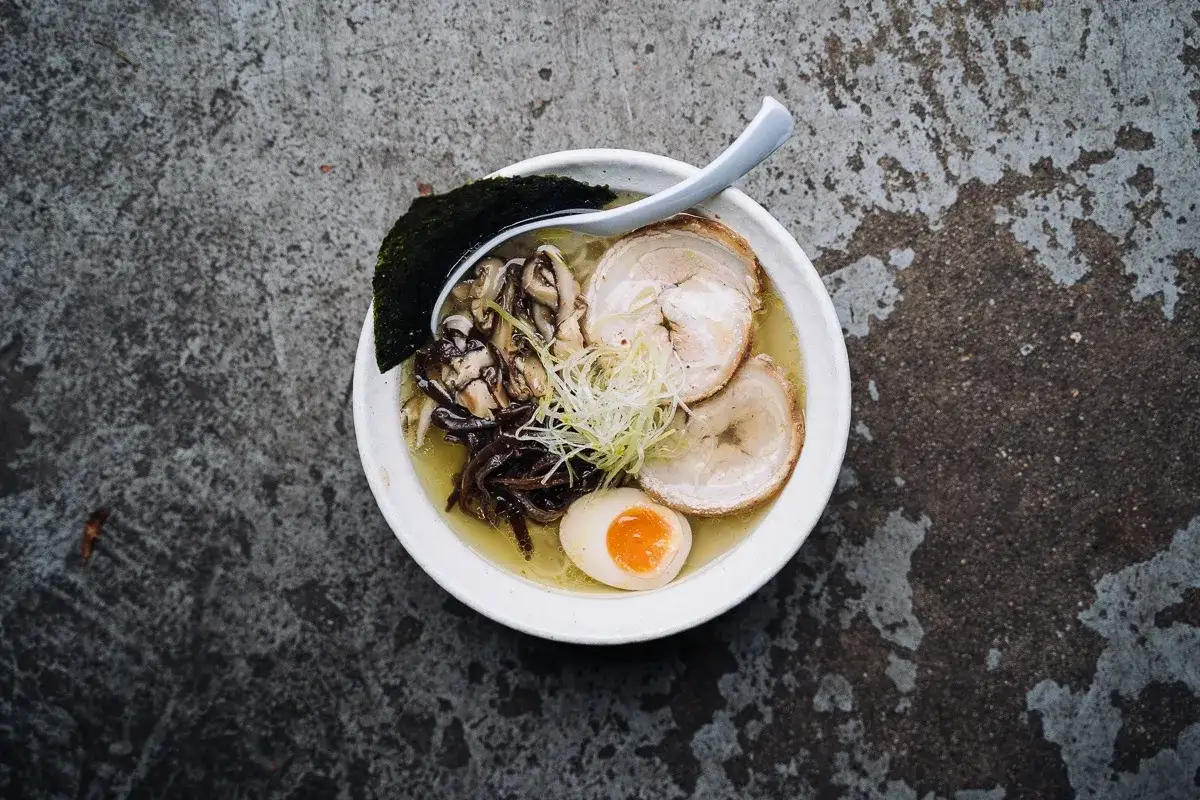 Sch&uuml;ssel mit k&ouml;stlichem Ramen in Berlin, garniert mit Schweinefleisch, Ei und Nori.