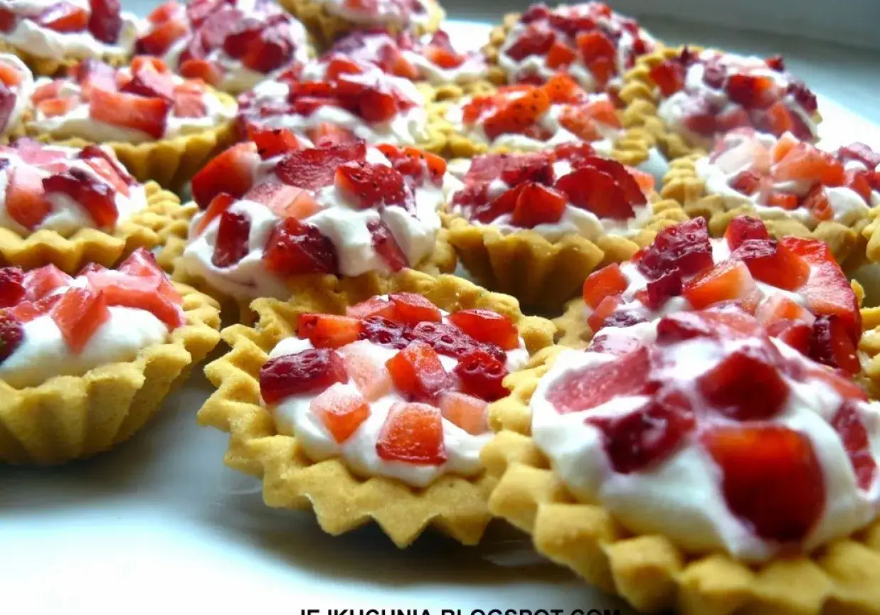 Pyszne babeczki z mascarpone i truskawkami, idealne na letnie popołudnie.