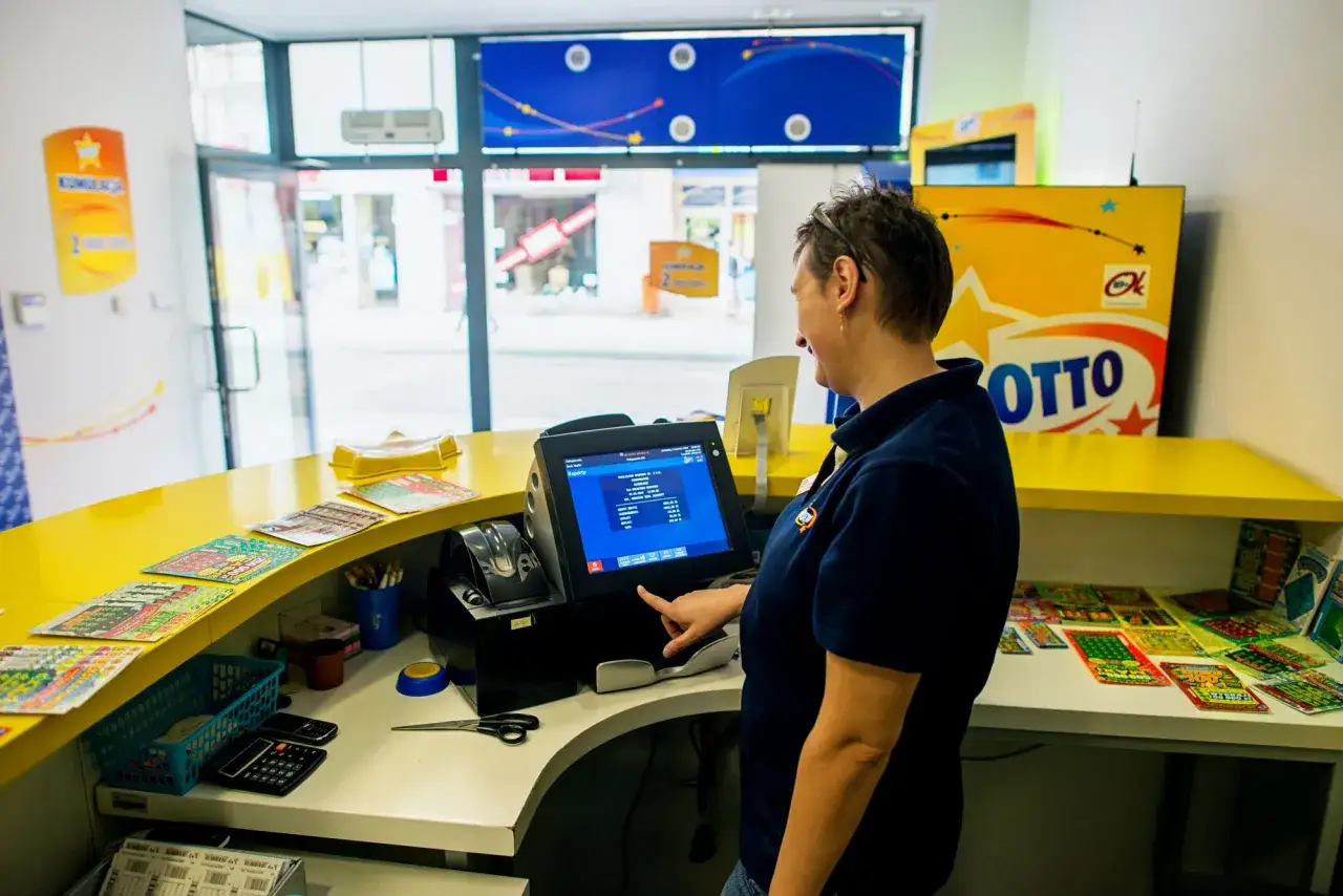Pracownica obsługuje terminal, na którym wyświetlane są dane. Obok zdrapki i logo Lotto. Czy lottomaty na stacjach benzynowych mają inne prawdopodobieństwo?