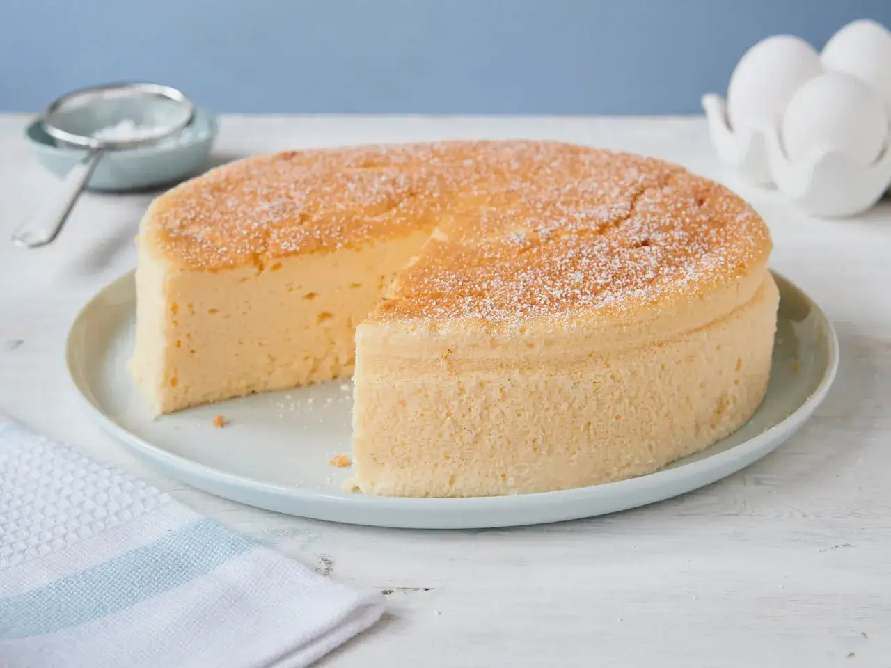 Ein luftiger japanischer Cheesecake, bestäubt mit Puderzucker, bereit zum Genießen. Dieses Rezept ist ein Traum!