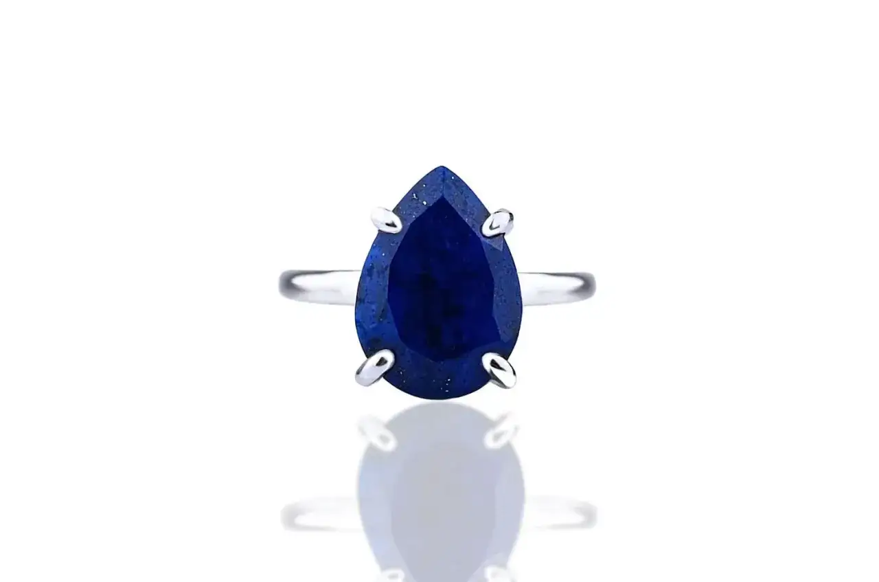 Srebrny pierścionek z łezką lapis lazuli, idealny dla znaku zodiaku Strzelec.