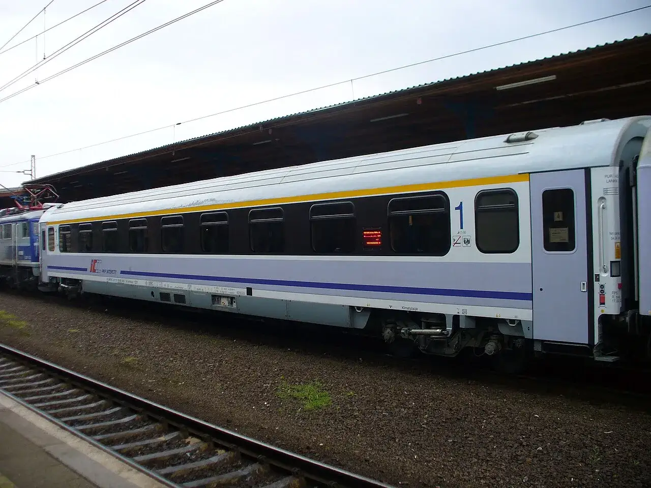 Wagon bez przedziałów IC PKP Intercity. Rozkład miejsc widoczny na zewnątrz, z numeracją wagonu 