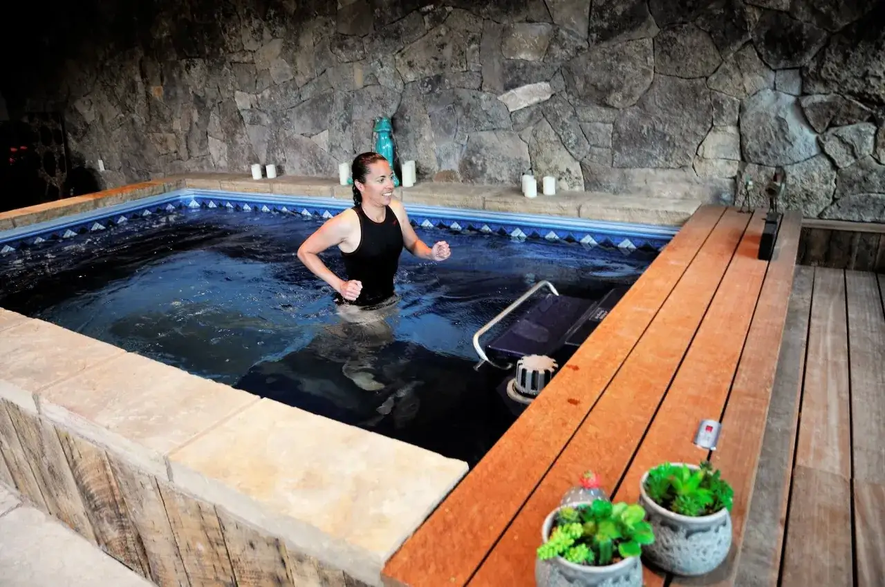 Woman running in an endless pool, a great way to find the best time to swim for weight loss.