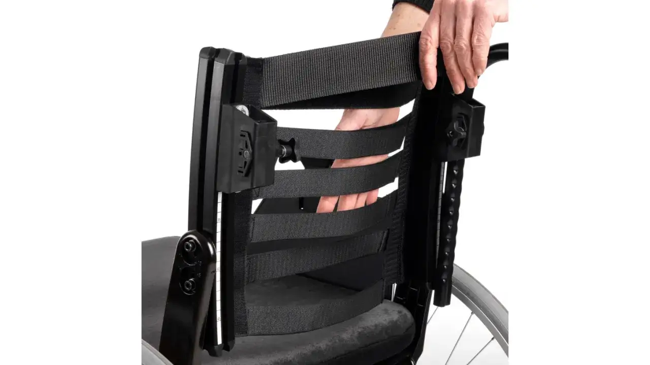 H&auml;nde passen Gurte an einem Rollstuhl an. So nutzen Sie ein Arthrodesenkissen f&uuml;r mehr Komfort.