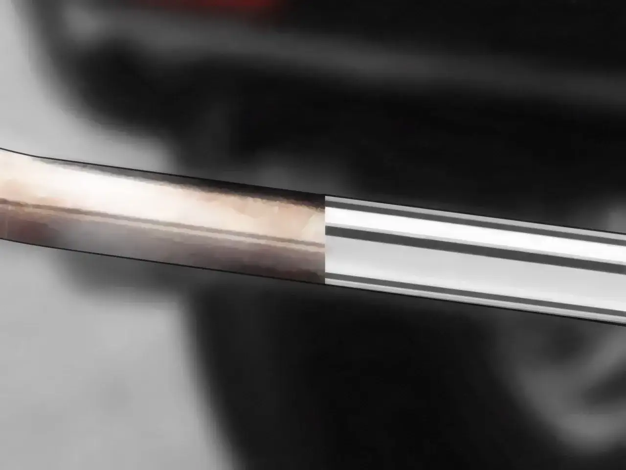 Comparaison avant/apr&egrave;s : comment enlever la rouille sur du chrome. Une partie est ternie et rouill&eacute;e, l'autre est brillante et propre.
