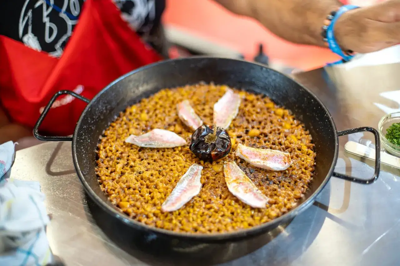 Paella de marisco, una de las cosas t&iacute;picas de Alicante, lista para servir.